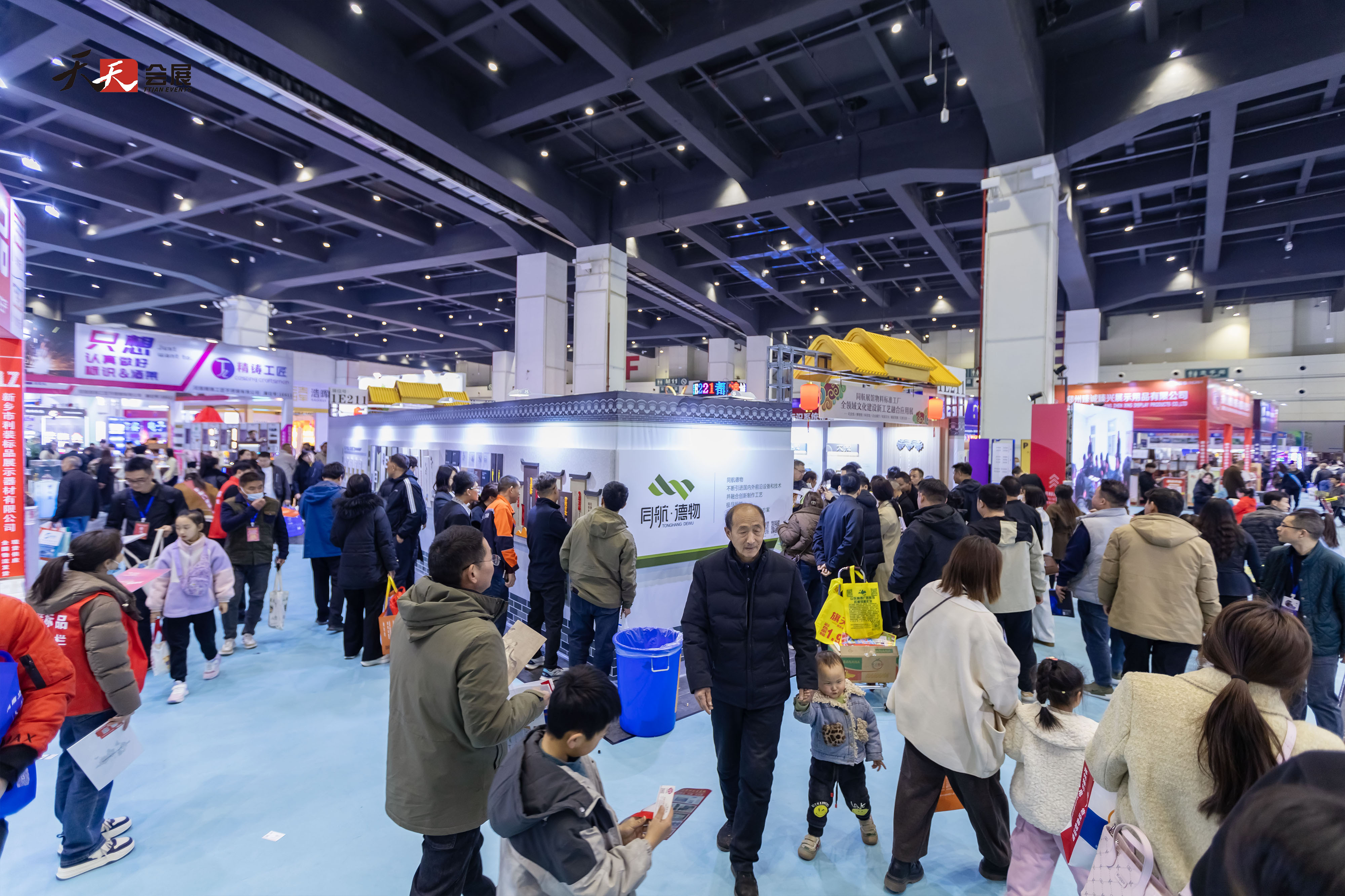 人潮涌動(dòng)，熱鬧非凡|2025春季中原廣告展第二天盛況依舊